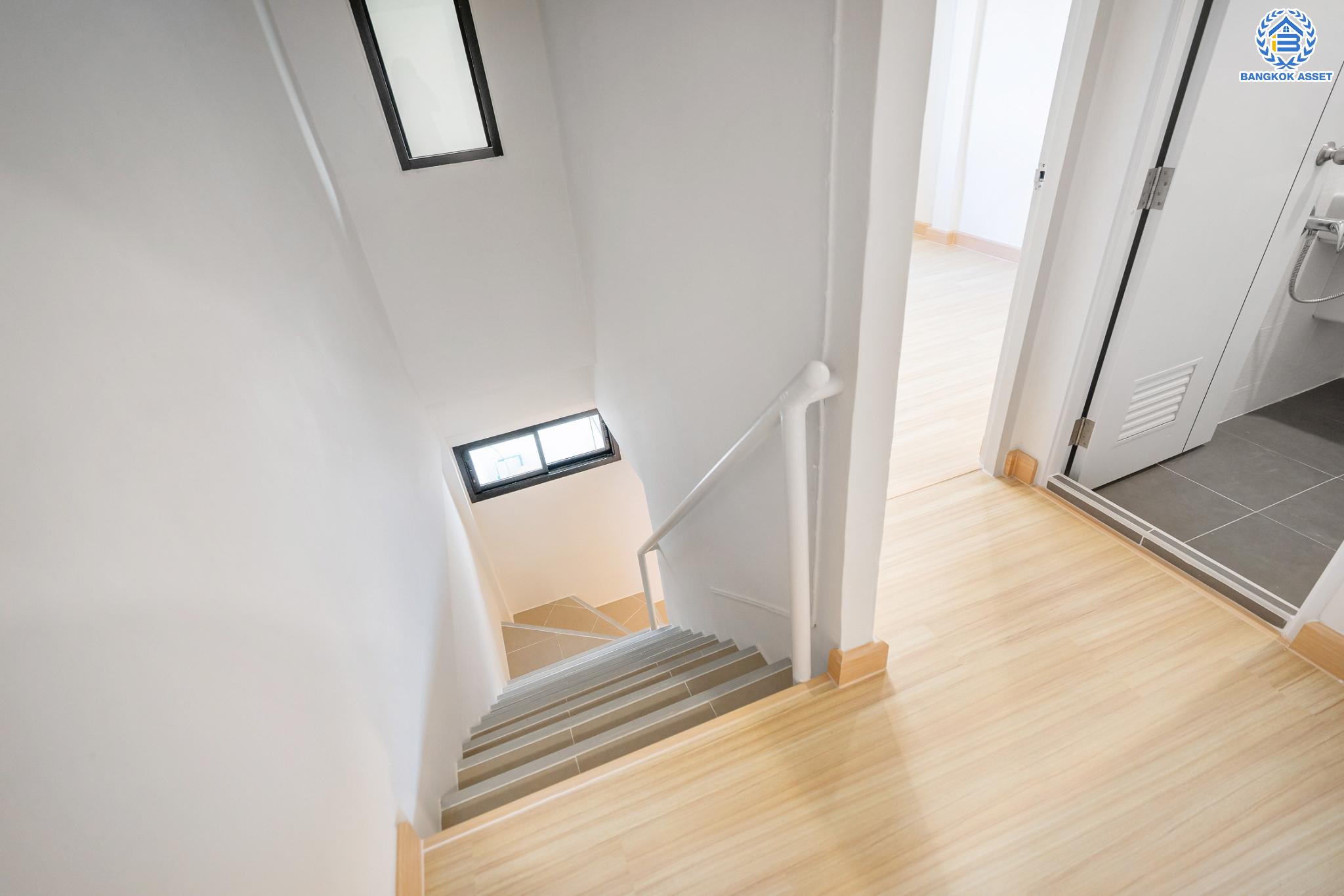 บ้านมือสองตกแต่งใหม่ ม.เกษราวิลล์ บางกรวย-ไทรน้อย ทาวน์เฮ้าส์ 2 ชั้น เนื้อที่ 16 ตร.ว. ฟังก์ชัน 2 ห้องนอน 2 ห้องน้ำ 1 ที่จอดรถ พร้อมเข้าอยู่ เดินทางสะดวก เข้า-ออกได้หลายเส้นทาง ทั้ง ถ.ราชพฤกษ์ และ ถ.ติวานนท์ ใกล้ทางด่วน "ศรีรัช" และรถไฟฟ้า "สถานีแยกติวานนท์"